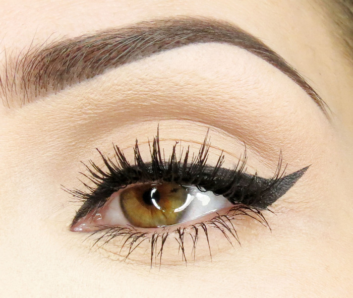 Wing eyeliner, eyelashes, night look